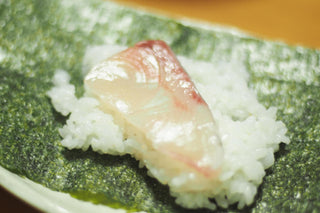 Ricciola con salsa di porro, basilico e viola