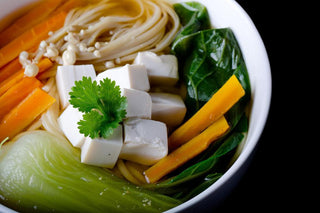 Shirataki saltati con verdure e tofu di pesce